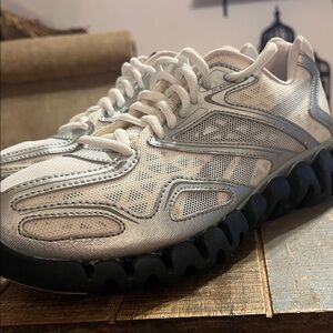 Men’s Size 7 Reebok Zigtech Metallic Silver and White Athletic Shoes